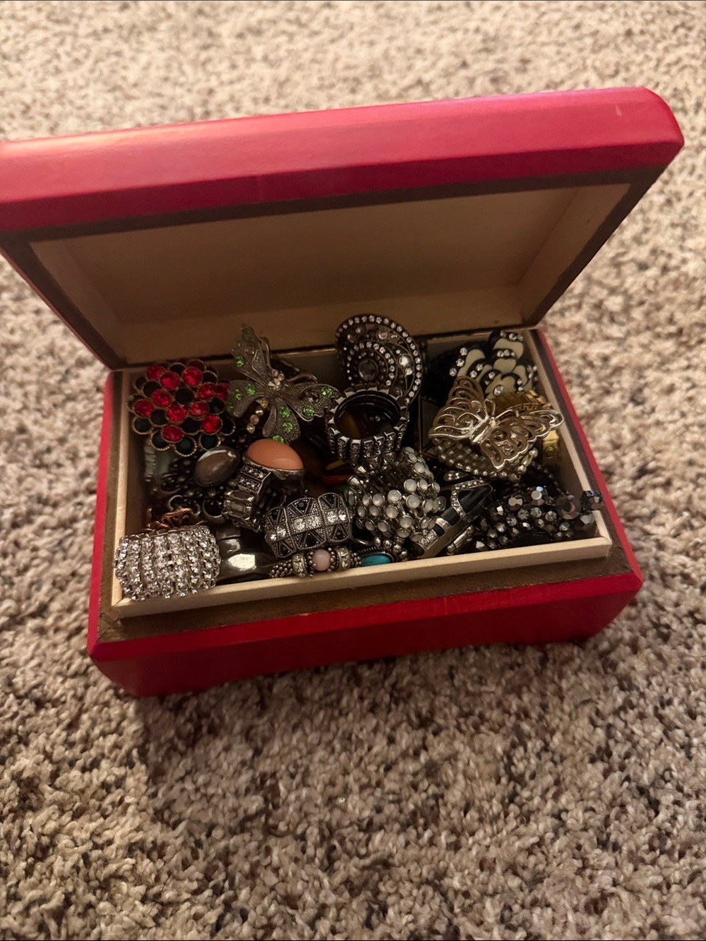 35 Stretchy Rings w/ Red Trinket Box